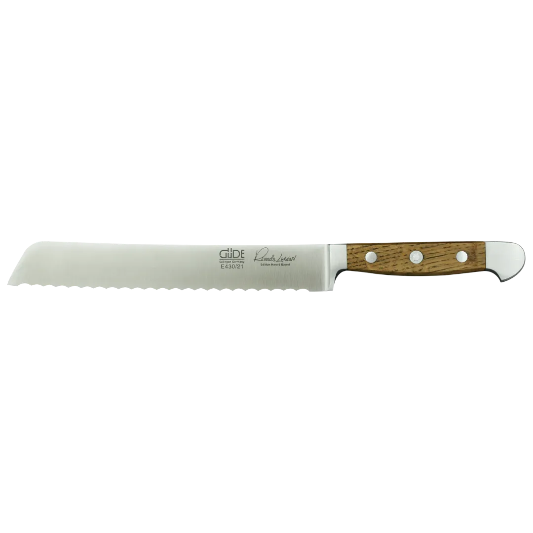 Ein Bild aus dem Taiga Store von taiga.green. Ein Brotmesser mit Wellenschliff, Holzgriff und drei Metallnieten, mit langer, gerader Klinge und einem Markenlogo auf dem Metall in der Nähe des Griffs. Jetzt bestellen im Eco Shop von www.taiga.green. Hier nachhaltig einkaufen mit dem Taiga Eco Rating