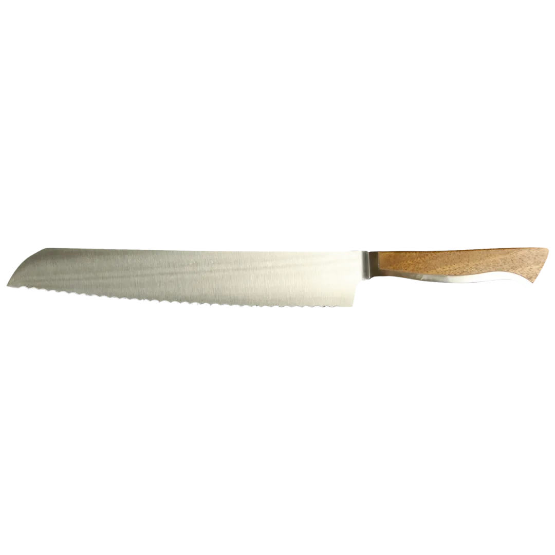 Ein Bild aus dem Taiga Store von taiga.green. Ein Brotmesser mit Wellenschliff und glänzender Klinge aus rostfreiem Stahl und hellbraunem Holzgriff, von der Seite gesehen auf einfarbigem Hintergrund. Jetzt bestellen im Eco Shop von www.taiga.green. Hier nachhaltig einkaufen mit dem Taiga Eco Rating