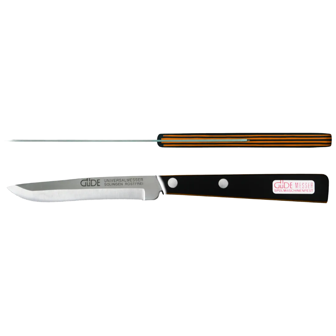Ein Bild aus dem Taiga Store von taiga.green. Ein kleines Küchenmesser mit einer gebogenen Klinge aus rostfreiem Stahl, schwarzem Griff und zwei Metallnieten wird von der Seite und von oben gezeigt. Der Griff trägt ein Etikett mit der Aufschrift Güde Messer. Jetzt bestellen im Eco Shop von www.taiga.green. Hier nachhaltig einkaufen mit dem Taiga Eco Rating