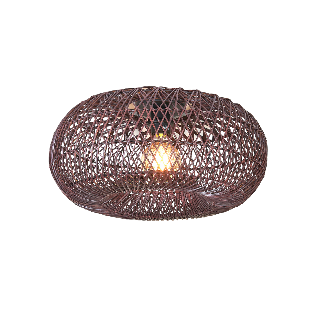 Ein Bild aus dem Taiga Store von taiga.green. Die Deckenlampe Arizona ist eine runde Deckenleuchte mit einem Schirm aus geflochtenem Rattan (ø50x23cm), der in der Mitte eine sichtbare Glühbirne hat. Jetzt bestellen im Eco Shop von www.taiga.green. Hier nachhaltig einkaufen mit dem Taiga Eco Rating