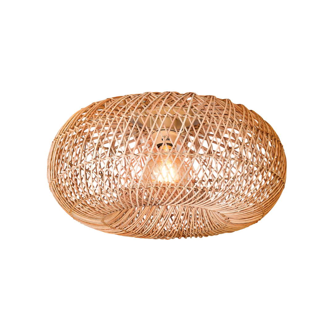 Ein Bild aus dem Taiga Store von taiga.green. Die Deckenlampe Arizona ist eine Deckenleuchte aus geflochtenem Rattan mit einem ovalen Schirm (ø50x23cm), der ein kompliziertes Kreuzmuster und eine warme Glühbirne in der Mitte aufweist. Jetzt bestellen im Eco Shop von www.taiga.green. Hier nachhaltig einkaufen mit dem Taiga Eco Rating