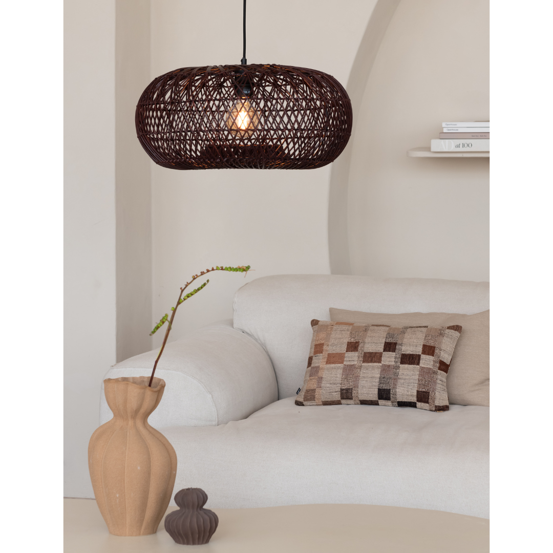 Ein Bild aus dem Taiga Store von taiga.green. Ein modernes Wohnzimmer mit einem weißen Sofa, einem karierten Kissen, einer beigen Skulpturvase mit einem einzelnen Zweig, einer kleinen braunen Vase und der Hängelampe Arizona rattan/Schirm ø50x23cm S, die von der Decke hängt. Jetzt bestellen im Eco Shop von www.taiga.green. Hier nachhaltig einkaufen mit dem Taiga Eco Rating