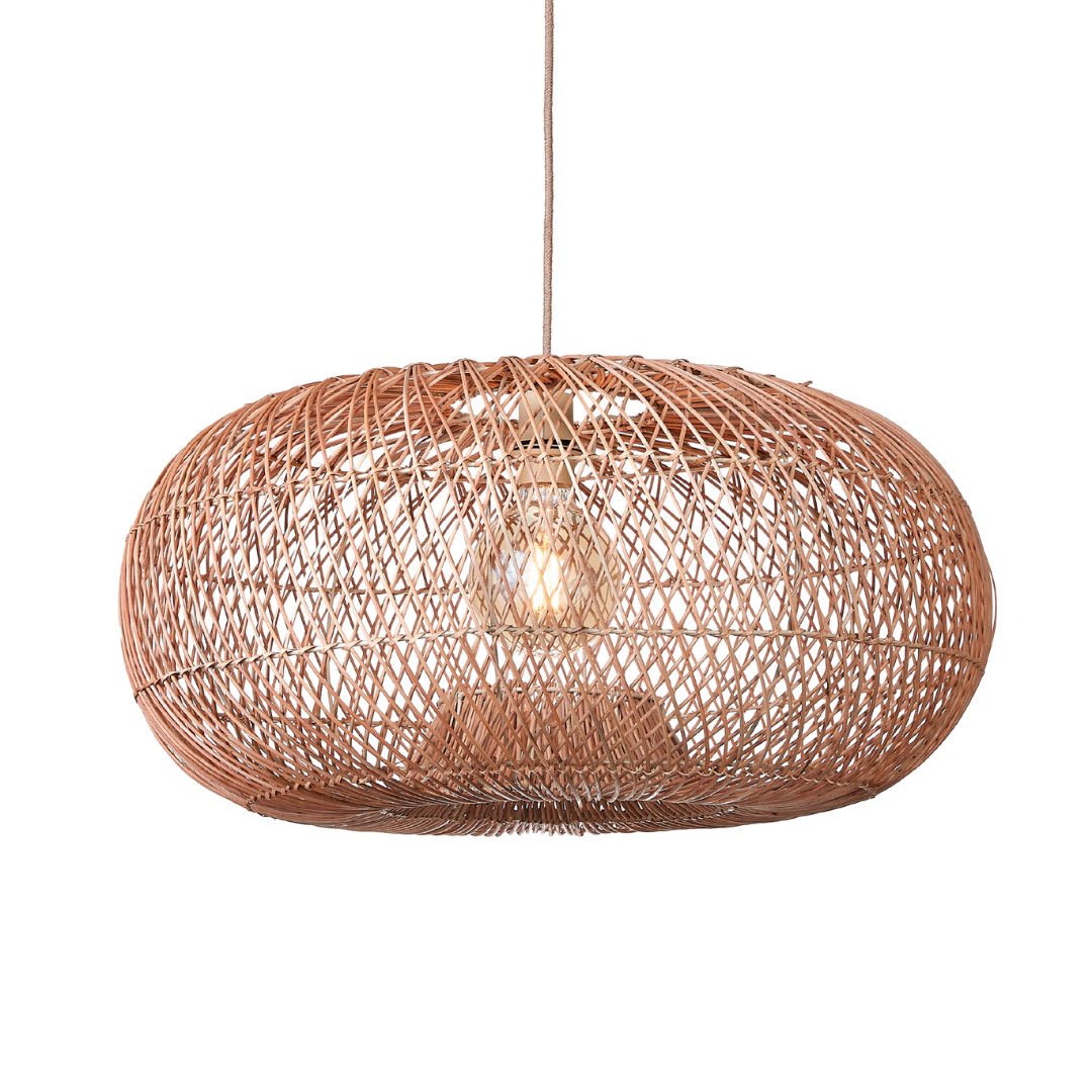Ein Bild aus dem Taiga Store von taiga.green. Die Hängelampe Arizona Rattan Pendelleuchte hat einen runden, geflochtenen Rattanschirm (ø70xh.34cm) mit einer freiliegenden Glühbirne, die an einer Schnur vor einem schlichten Hintergrund aufgehängt ist. Jetzt bestellen im Eco Shop von www.taiga.green. Hier nachhaltig einkaufen mit dem Taiga Eco Rating