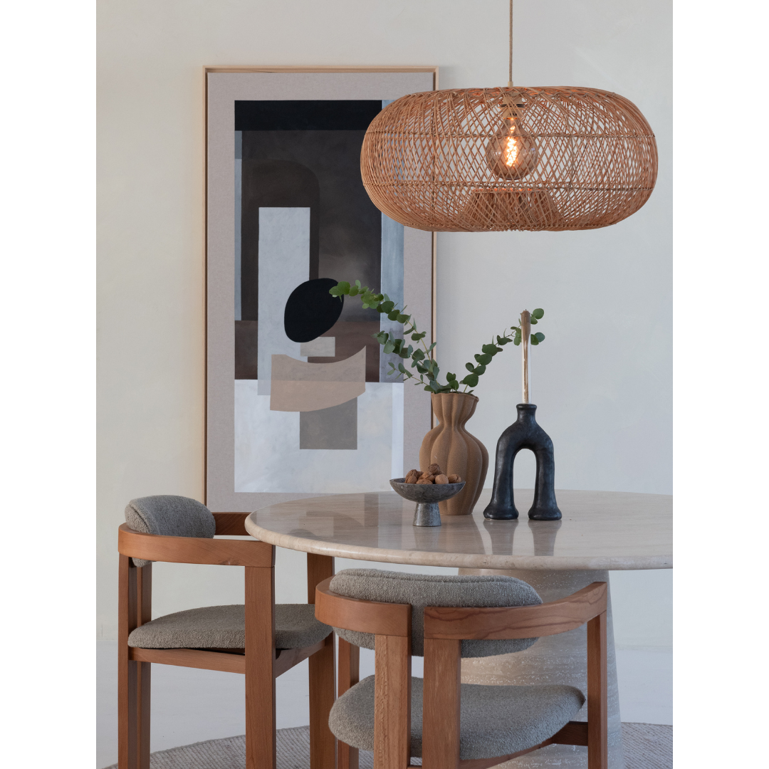 Ein Bild aus dem Taiga Store von taiga.green. Ein moderner Essbereich mit einem runden Marmortisch, zwei Holzstühlen mit grauen Kissen, einer Vase mit Grünzeug, einer Obstschale, abstrakten Vasen, einer Hängelampe Arizona Rattan/Schirm ø70xh.34cm L und abstrakter Wandkunst im Hintergrund. Jetzt bestellen im Eco Shop von www.taiga.green. Hier nachhaltig einkaufen mit dem Taiga Eco Rating