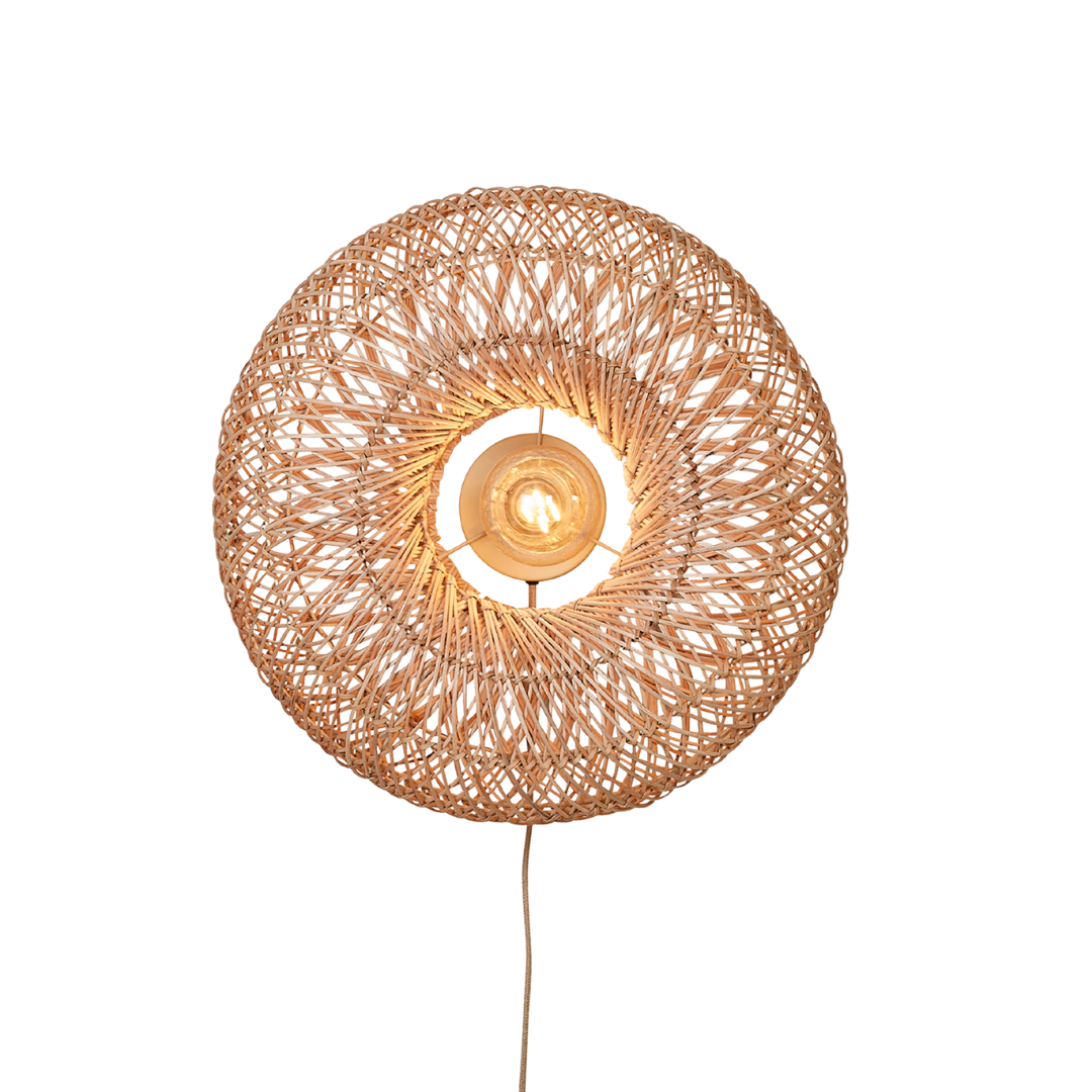 Ein Bild aus dem Taiga Store von taiga.green. Die Wandlampe Arizona hat einen runden Rattanschirm (ø50x23cm) in geflochtener Donutform mit sichtbarem Leuchtmittel, der an einer Kordel vor weißem Hintergrund aufgehängt ist. Jetzt bestellen im Eco Shop von www.taiga.green. Hier nachhaltig einkaufen mit dem Taiga Eco Rating