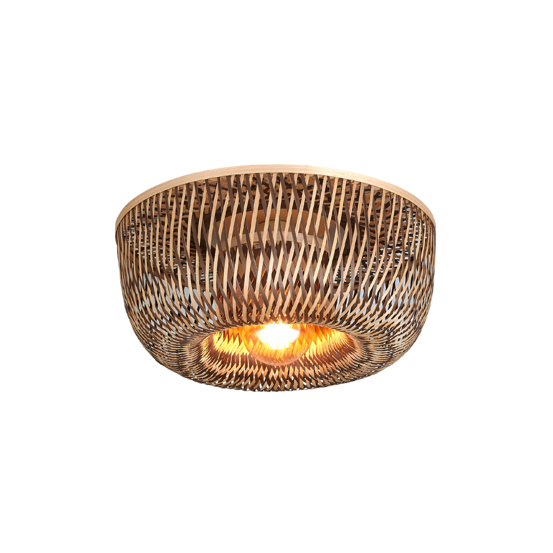 Ein Bild aus dem Taiga Store von taiga.green. Die Deckenlampe Barbados verfügt über einen halbrunden Bambusschirm (ø35 x H.15cm) mit geflochtenem Muster, der warmes, leuchtendes Licht ausstrahlt und einen dekorativen, natürlichen Touch in Ihren Raum bringt. Jetzt bestellen im Eco Shop von www.taiga.green. Hier nachhaltig einkaufen mit dem Taiga Eco Rating