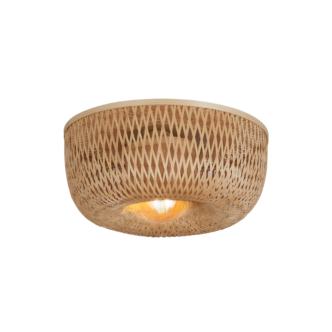 Ein Bild aus dem Taiga Store von taiga.green. Die Deckenlampe Barbados ist eine runde Bambus-Deckenleuchte (ø35 x H.15cm) mit einem geflochtenen Halbmondschirm und Gittermuster, mit einer warm leuchtenden Glühbirne im Inneren. Jetzt bestellen im Eco Shop von www.taiga.green. Hier nachhaltig einkaufen mit dem Taiga Eco Rating