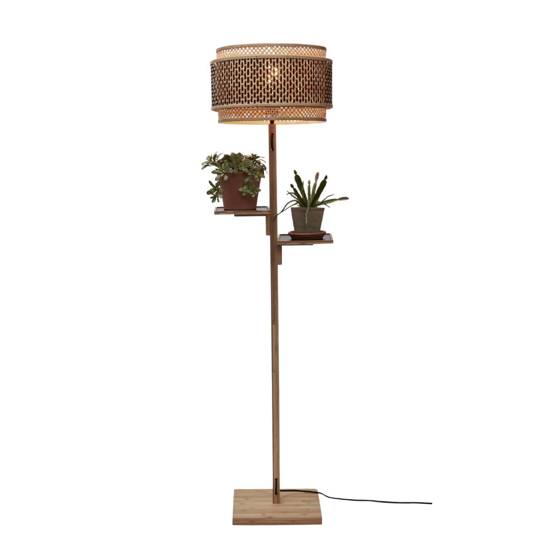Ein Bild aus dem Taiga Store von taiga.green. Hohe Stehlampe mit geflochtenem Rattanschirm und zwei hölzernen Ablagen für Topfpflanzen, die auf einem quadratischen Holzsockel mit sichtbarem Stromkabel stehen. Jetzt bestellen im Eco Shop von www.taiga.green. Hier nachhaltig einkaufen mit dem Taiga Eco Rating