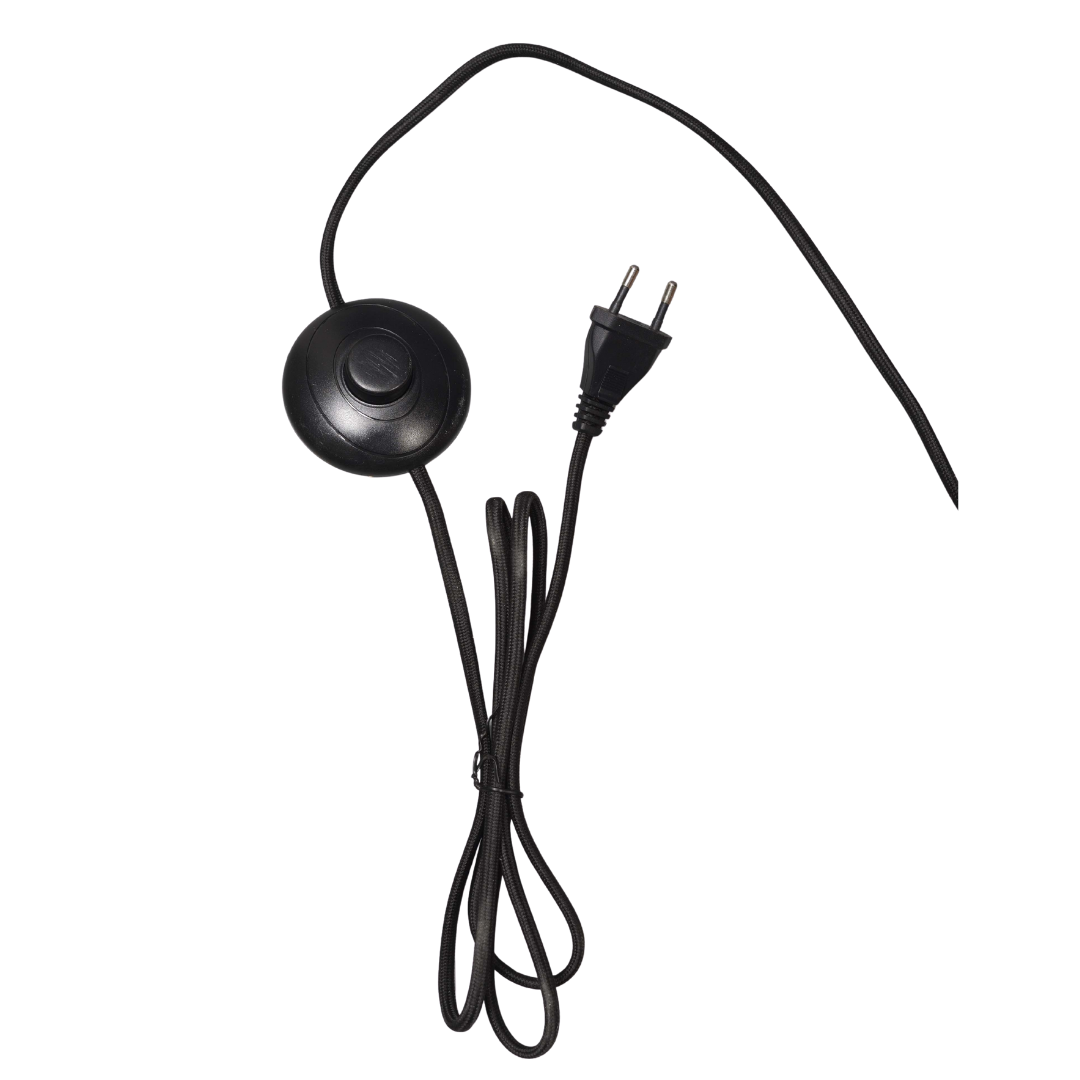 Ein Bild aus dem Taiga Store von taiga.green. Ein schwarzes Stromkabel mit einem europäischen zweipoligen Stecker und einem runden Ein/Aus-Schalter auf weißem Hintergrund. Jetzt bestellen im Eco Shop von www.taiga.green. Hier nachhaltig einkaufen mit dem Taiga Eco Rating