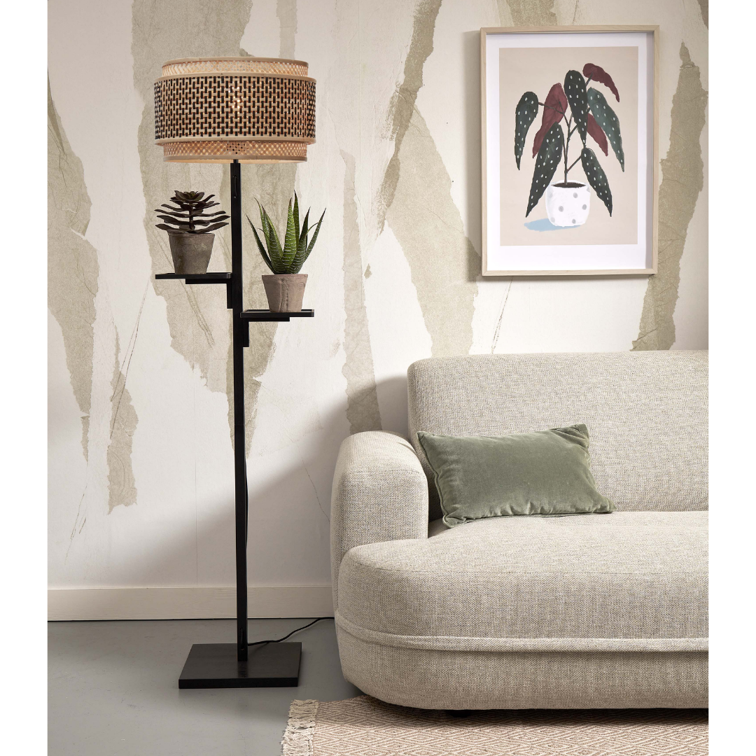Ein Bild aus dem Taiga Store von taiga.green. Ein modernes Wohnzimmer mit einem hellgrauen Sofa, einem grünen Kissen, einer schwarzen Stehlampe mit zwei Topfpflanzen und einem gerahmten Pflanzendruck an einer strukturierten Wand. Der Boden ist hellgrau. Jetzt bestellen im Eco Shop von www.taiga.green. Hier nachhaltig einkaufen mit dem Taiga Eco Rating