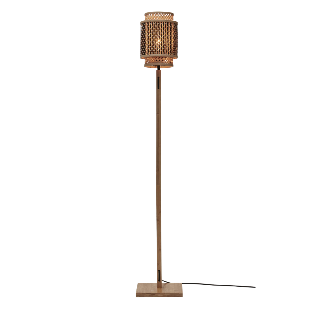 Ein Bild aus dem Taiga Store von taiga.green. Hohe Stehlampe mit Holzsockel und -stiel, zylindrischem Lampenschirm aus geflochtenem Rattan und sichtbarem Stromkabel, das vom Sockel ausgeht. Jetzt bestellen bei www.taiga.green.