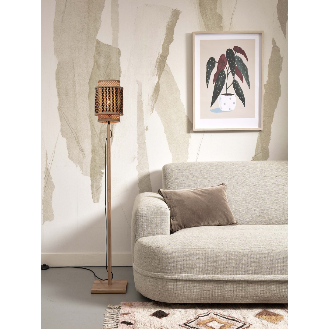 Ein Bild aus dem Taiga Store von taiga.green. Ein modernes Wohnzimmer mit einem hellgrauen Sofa, einem taupefarbenen Kissen, einer geflochtenen Stehlampe, einem abstrakten Blattkunstwerk an der Wand und einem gemusterten Teppich auf dem hellen Boden. Jetzt bestellen bei www.taiga.green.