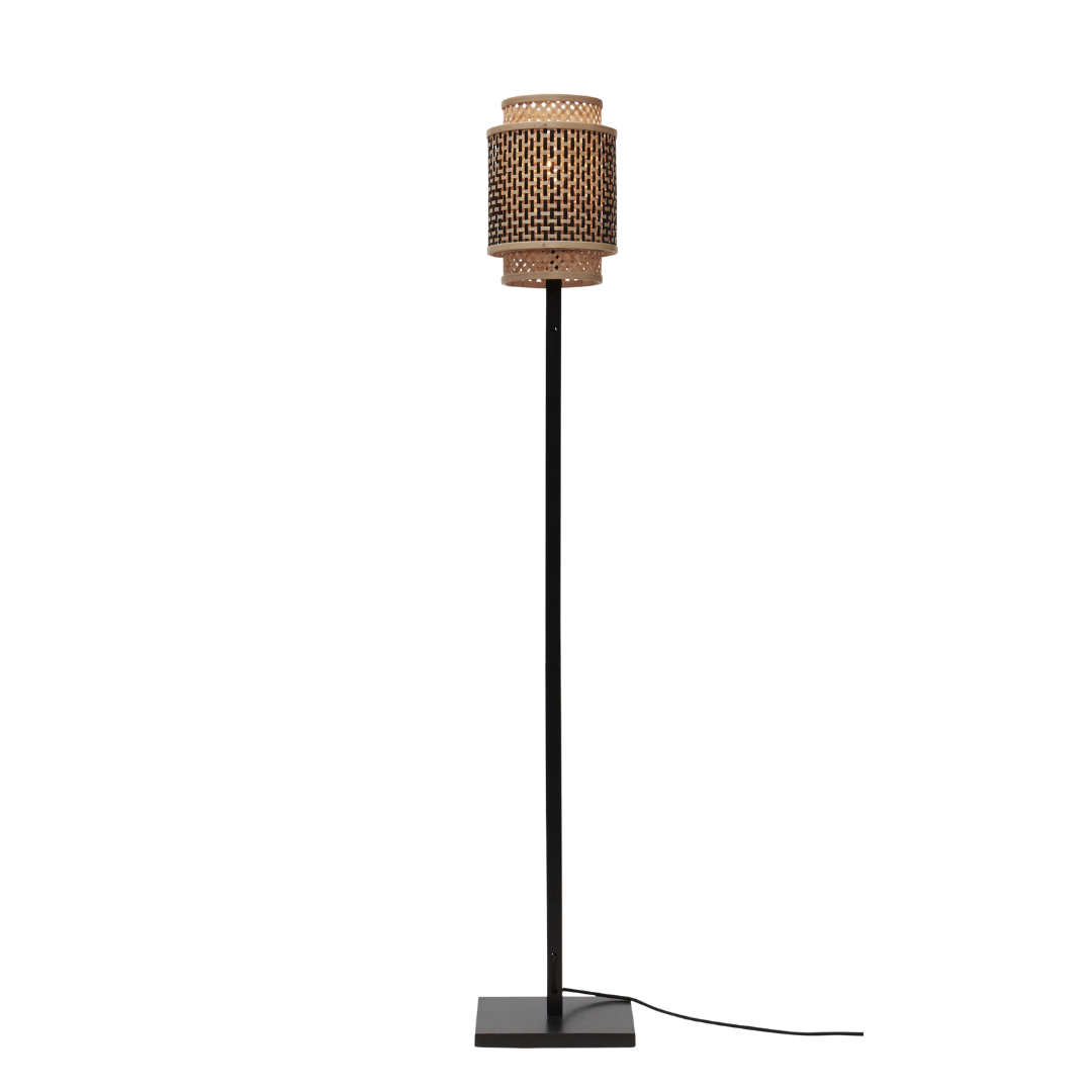 Ein Bild aus dem Taiga Store von taiga.green. Eine moderne Stehlampe mit schwarzem Ständer und einem gewebten zylindrischen Lampenschirm in Naturbraun auf einem quadratischen schwarzen Sockel mit sichtbarem Stromkabel. Jetzt bestellen bei www.taiga.green.