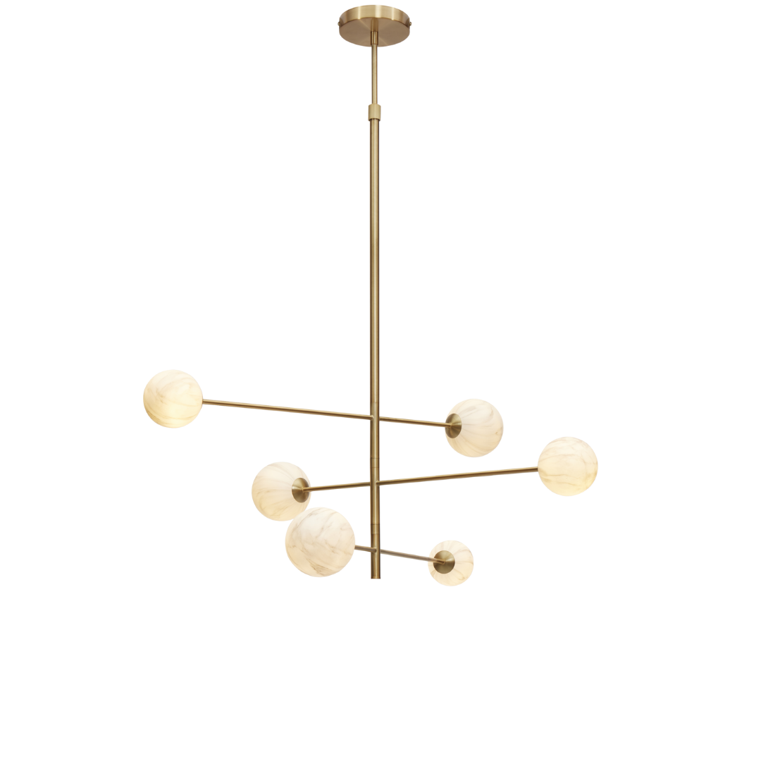 Ein Bild aus dem Taiga Store von taiga.green. Ein moderner Kronleuchter mit einem goldenen Metallrahmen und sechs asymmetrisch an horizontalen Stäben angeordneten Kugellampen aus Milchglas, die an einem langen vertikalen Stiel hängen. Jetzt bestellen im Eco Shop von www.taiga.green. Hier nachhaltig einkaufen mit dem Taiga Eco Rating