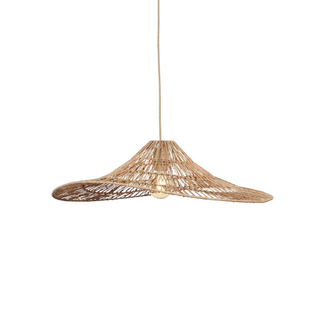 Ein Bild aus dem Taiga Store von taiga.green. Pendelleuchte aus geflochtenem Rattan mit asymmetrischem, breitem und leicht geneigtem Schirm, der an einer dünnen Schnur hängt und in der Mitte eine sichtbare Glühbirne aufweist. Der Hintergrund ist transparent. Jetzt bestellen im Eco Shop von www.taiga.green. Hier nachhaltig einkaufen mit dem Taiga Eco Rating