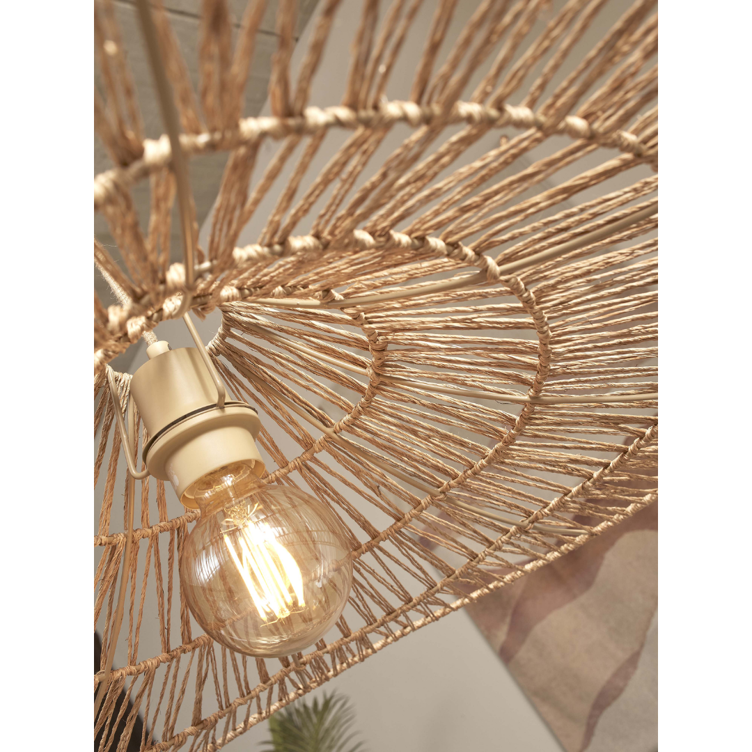 Ein Bild aus dem Taiga Store von taiga.green. Eine Nahaufnahme eines Lampenschirms aus geflochtenem Rattan mit einer glühenden Glühbirne im Inneren, die das komplizierte Spiralmuster und die natürliche Struktur des Materials zeigt. Jetzt bestellen im Eco Shop von www.taiga.green. Hier nachhaltig einkaufen mit dem Taiga Eco Rating
