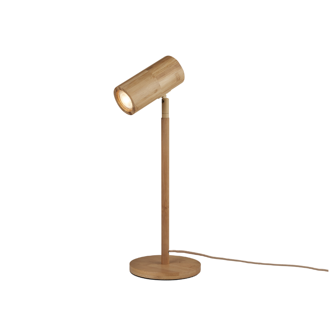 Ein Bild aus dem Taiga Store von taiga.green. Eine moderne Schreibtischlampe aus Holz mit einem zylindrischen, verstellbaren Schirm, einem schlanken vertikalen Ständer und einem runden Sockel. Die Lampe ist eingeschaltet und hat ein Stromkabel, das aus dem Sockel herausragt. Jetzt bestellen im Eco Shop von www.taiga.green. Hier nachhaltig einkaufen mit dem Taiga Eco Rating