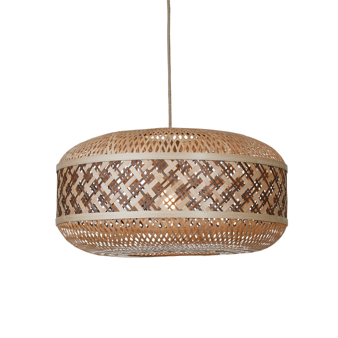 Ein Bild aus dem Taiga Store von taiga.green. Eine runde, geflochtene Rattan-Pendelleuchte mit einer Mischung aus natürlichen und dunkelbraunen Farben, die an einer dünnen Schnur aufgehängt ist und ein detailliertes geometrisches Muster aufweist. Jetzt bestellen im Eco Shop von www.taiga.green. Hier nachhaltig einkaufen mit dem Taiga Eco Rating
