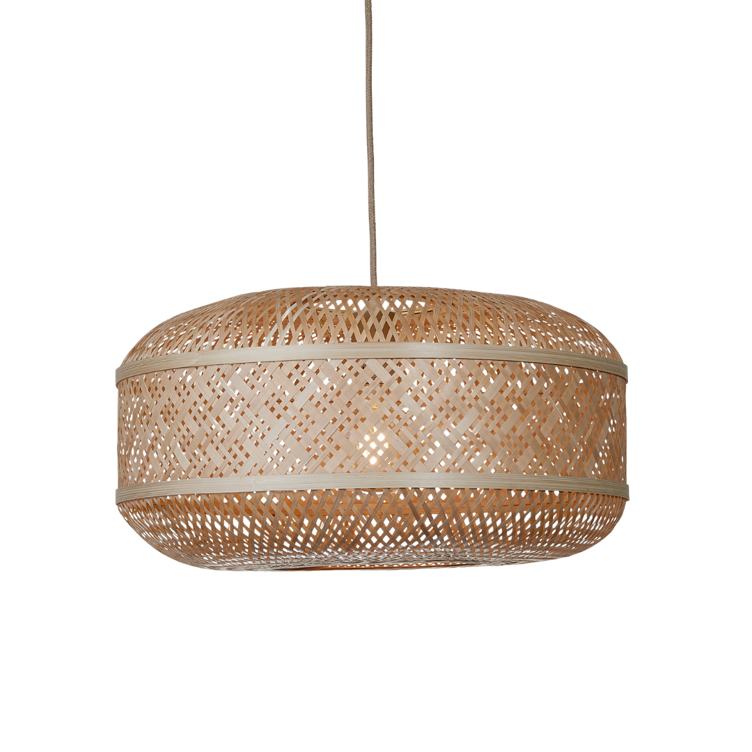 Ein Bild aus dem Taiga Store von taiga.green. Eine runde, geflochtene Rattan-Pendelleuchte mit Gittermuster, die an einer einzigen Schnur aufgehängt ist, mit einer natürlichen Holzfarbe und einem modernen, luftigen Design. Jetzt bestellen im Eco Shop von www.taiga.green. Hier nachhaltig einkaufen mit dem Taiga Eco Rating