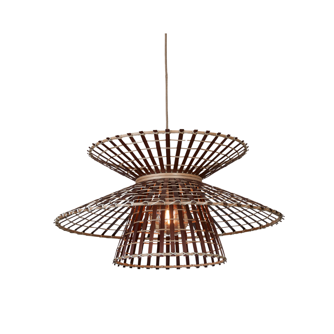 Ein Bild aus dem Taiga Store von taiga.green. Eine moderne Pendelleuchte mit geometrischem, offenem Gitterdesign in dunkler Holzoptik, mit drei ausgestellten Ebenen und einer sichtbaren zentralen Glühbirne. Jetzt bestellen im Eco Shop von www.taiga.green. Hier nachhaltig einkaufen mit dem Taiga Eco Rating