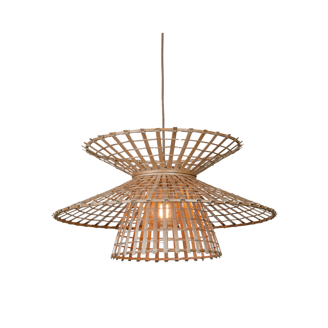 Ein Bild aus dem Taiga Store von taiga.green. Eine moderne Pendelleuchte mit einem geflochtenen Schirm aus natürlichem Rattan, mit einem geometrischen, offenen Gittermuster und einer sichtbaren Glühbirne in der Mitte, die an einer Schnur hängt. Jetzt bestellen im Eco Shop von www.taiga.green. Hier nachhaltig einkaufen mit dem Taiga Eco Rating