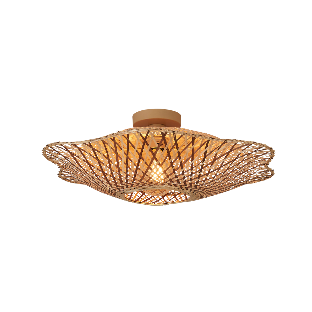 Ein Bild aus dem Taiga Store von taiga.green. Die Deckenlampe Madura hat einen gewellten, geflochtenen Bambusschirm (ø60x15cm) und eine warme Glühbirne in der Mitte, die auf einem runden Sockel montiert ist. Jetzt bestellen im Eco Shop von www.taiga.green. Hier nachhaltig einkaufen mit dem Taiga Eco Rating