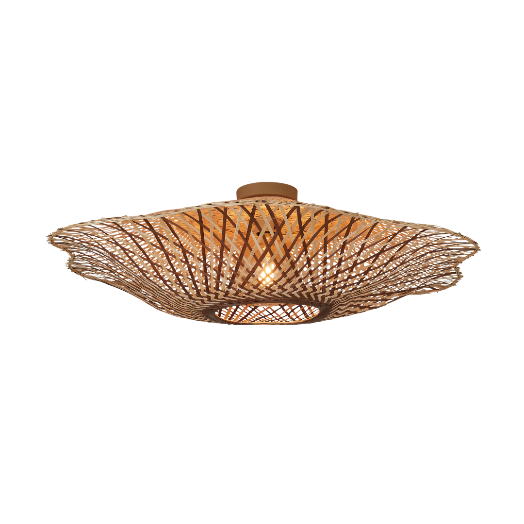 Ein Bild aus dem Taiga Store von taiga.green. Die Deckenlampe Madura ist eine moderne Deckenleuchte mit einem breiten, spiralförmig gemusterten Bambusschirm (ø87x20cm), der in der Mitte einen warmen Lichtschein erzeugt. Jetzt bestellen im Eco Shop von www.taiga.green. Hier nachhaltig einkaufen mit dem Taiga Eco Rating