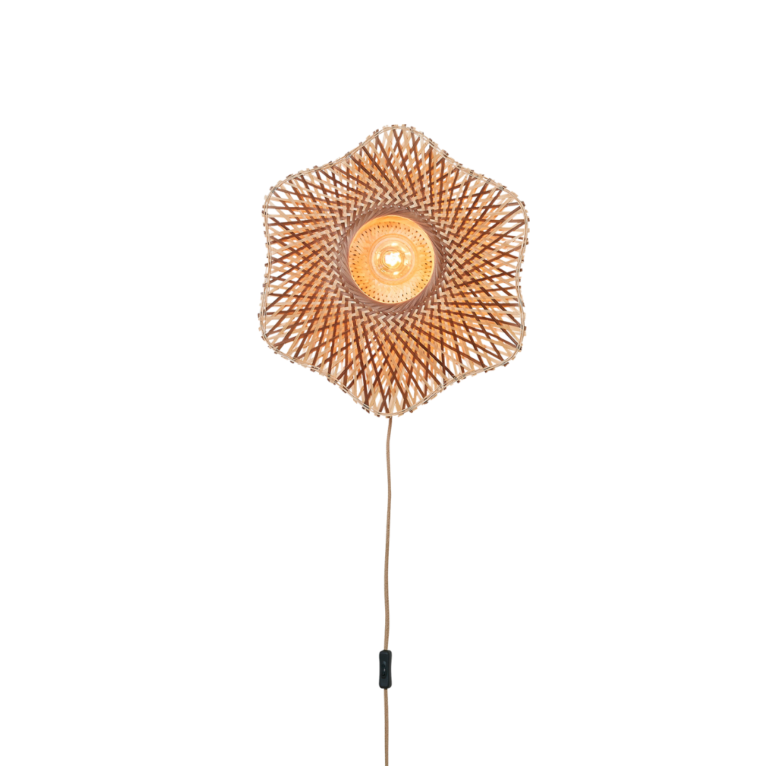 Ein Bild aus dem Taiga Store von taiga.green. Die Wandlampe Madura Bambus ø44x12cm S ist eine geflochtene Rattan-Wandleuchte mit blütenförmigem Design, einer sichtbaren runden Glühbirne in der Mitte und einer nach unten hängenden Schnur. Jetzt bestellen im Eco Shop von www.taiga.green. Hier nachhaltig einkaufen mit dem Taiga Eco Rating
