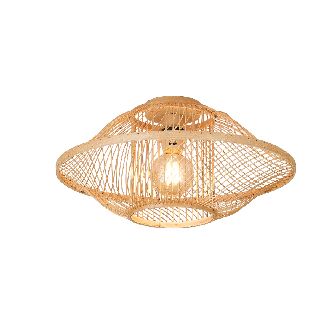 Ein Bild aus dem Taiga Store von taiga.green. Die Deckenlampe Maui Bambus/Schirm S hat einen runden, geflochtenen Bambusschirm und eine freiliegende Glühbirne in der Mitte, die einen warmen, modernen Look bietet. Jetzt bestellen im Eco Shop von www.taiga.green. Hier nachhaltig einkaufen mit dem Taiga Eco Rating