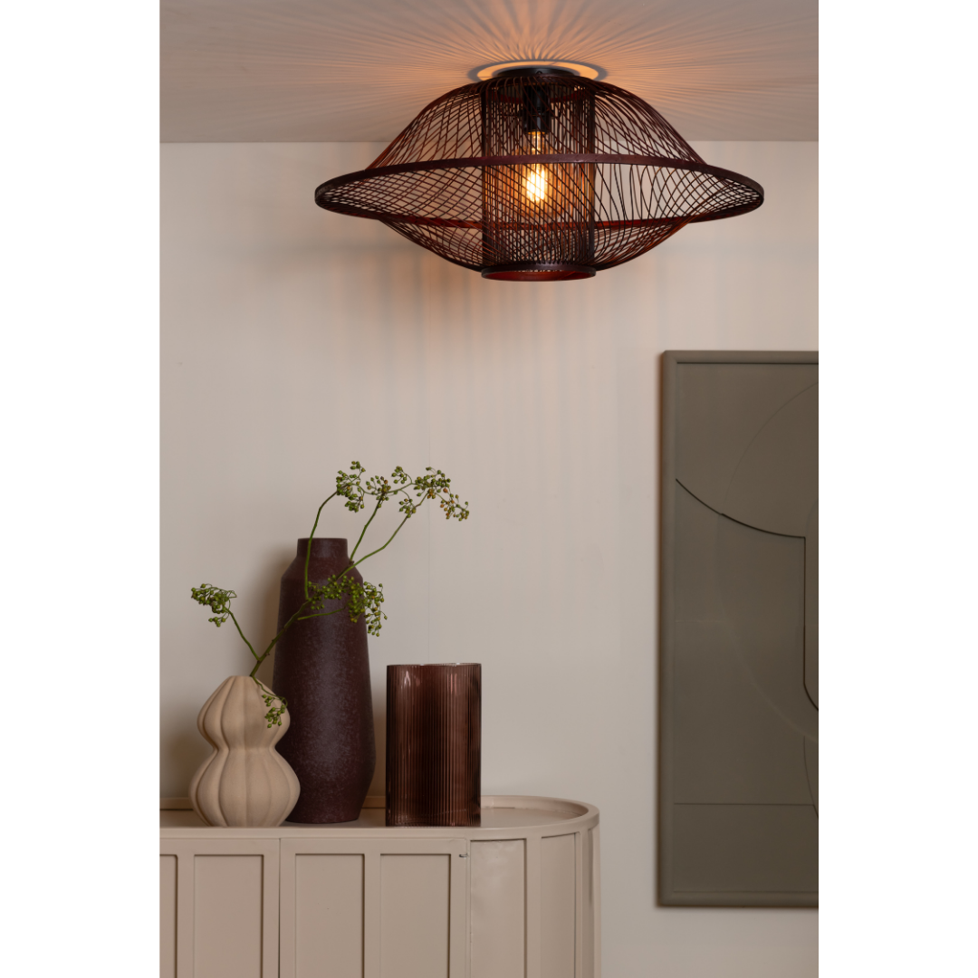 Ein Bild aus dem Taiga Store von taiga.green. Ein moderner Raum zeigt die Deckenlampe Maui Bambus/Schirm ø70xh.30cm L als skulpturale Deckenleuchte, ein weiß getäfeltes Sideboard mit drei dekorativen Vasen, grünes Blattwerk und minimalistische abstrakte Wandkunst. Jetzt bestellen im Eco Shop von www.taiga.green. Hier nachhaltig einkaufen mit dem Taiga Eco Rating