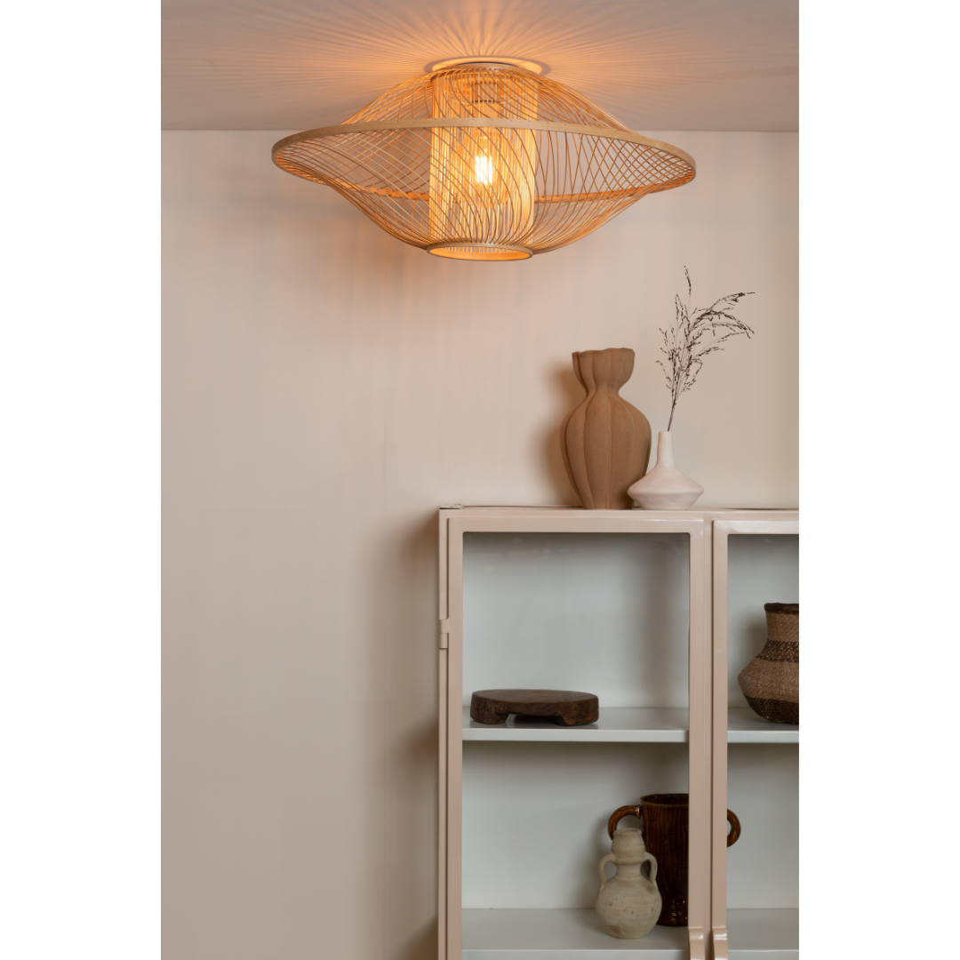 Ein Bild aus dem Taiga Store von taiga.green. Die Deckenlampe Maui Bambus/Schirm ø70xh.30cm L leuchtet über einer weißen Glastürvitrine mit Keramikvasen und -schalen, darauf zwei Vasen und getrocknetes Gras vor einer schlichten hellen Wand. Jetzt bestellen im Eco Shop von www.taiga.green. Hier nachhaltig einkaufen mit dem Taiga Eco Rating