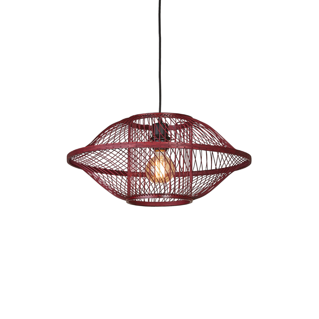 Ein Bild aus dem Taiga Store von taiga.green. Die Hängelampe Maui Bambus/Schirm S ist eine moderne Pendelleuchte mit rotem, drahtförmigem Metallschirm und freiliegender Glühbirne, die an einer schwarzen Schnur vor einem schlichten Hintergrund hängt. Jetzt bestellen im Eco Shop von www.taiga.green. Hier nachhaltig einkaufen mit dem Taiga Eco Rating