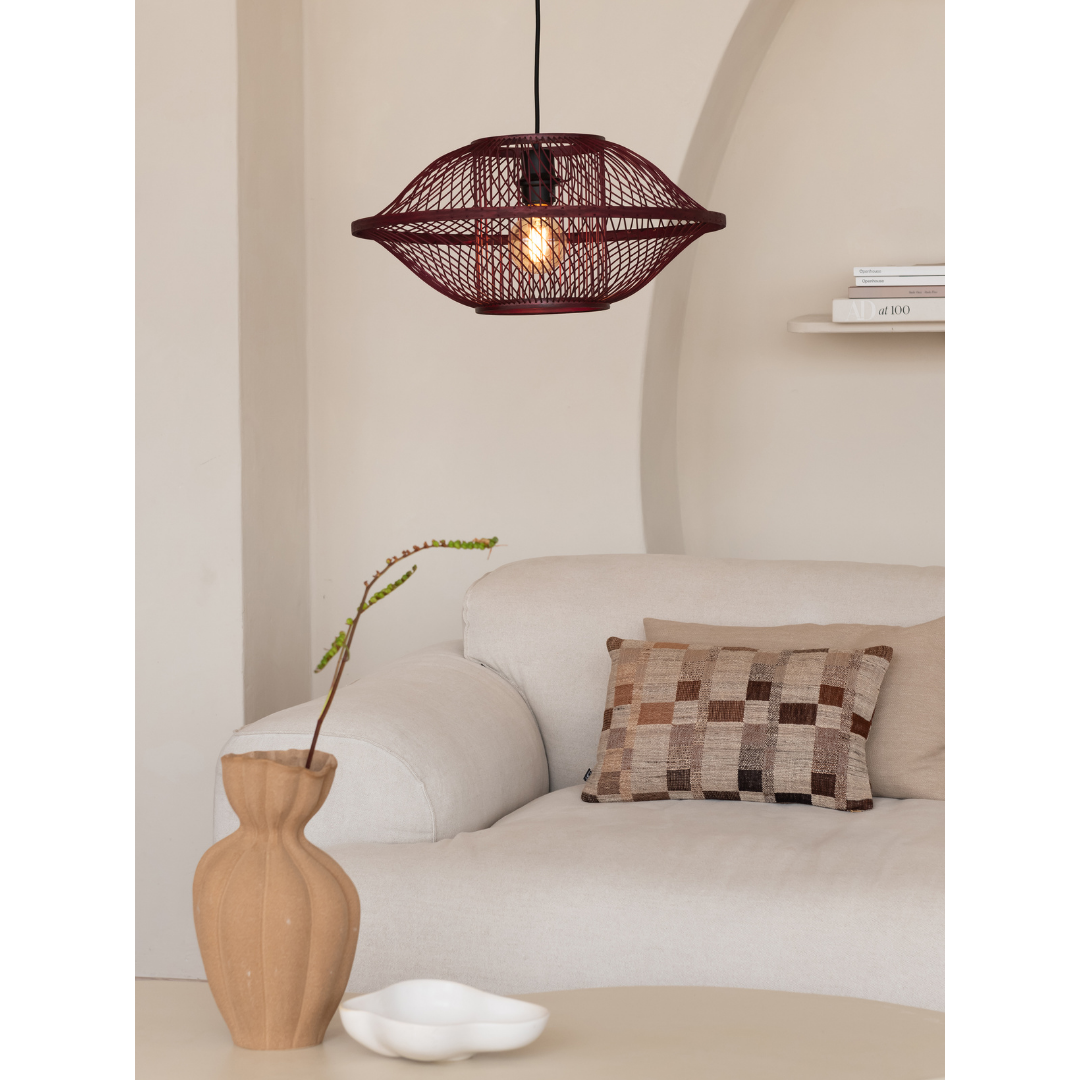 Ein Bild aus dem Taiga Store von taiga.green. Ein modernes Wohnzimmer mit einem beigen Sofa, einem karierten Kissen, einer gewellten beigen Vase mit einem Zweig, einem weißen Dekotablett und der von der Decke hängenden Hängelampe Maui Bambus/Schirm S. Jetzt bestellen im Eco Shop von www.taiga.green. Hier nachhaltig einkaufen mit dem Taiga Eco Rating