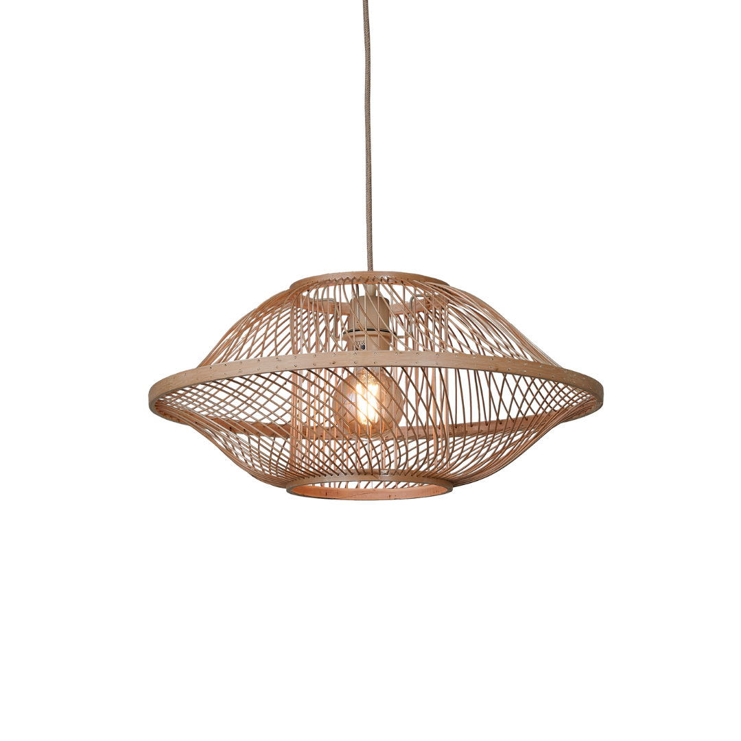 Ein Bild aus dem Taiga Store von taiga.green. Die Hängelampe Maui Bambus/Schirm S ist eine runde, geflochtene Rattan-Pendelleuchte mit freiliegender Glühbirne, die an einer Schnur vor einem schlichten Hintergrund aufgehängt ist. Jetzt bestellen im Eco Shop von www.taiga.green. Hier nachhaltig einkaufen mit dem Taiga Eco Rating