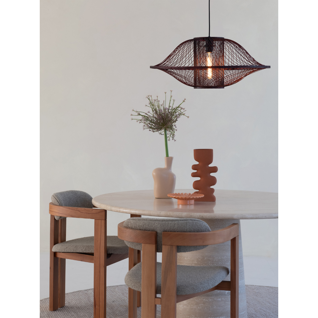 Ein Bild aus dem Taiga Store von taiga.green. Ein modernes Esszimmer mit einem runden Marmortisch, zwei gepolsterten Holzstühlen, einer skulpturalen Vase mit Zweigen, einem dekorativen Terrakotta-Stück und der Hängelampe Maui Bambus/Schirm ø70xh.30cm L über dem Kopf. Jetzt bestellen im Eco Shop von www.taiga.green. Hier nachhaltig einkaufen mit dem Taiga Eco Rating