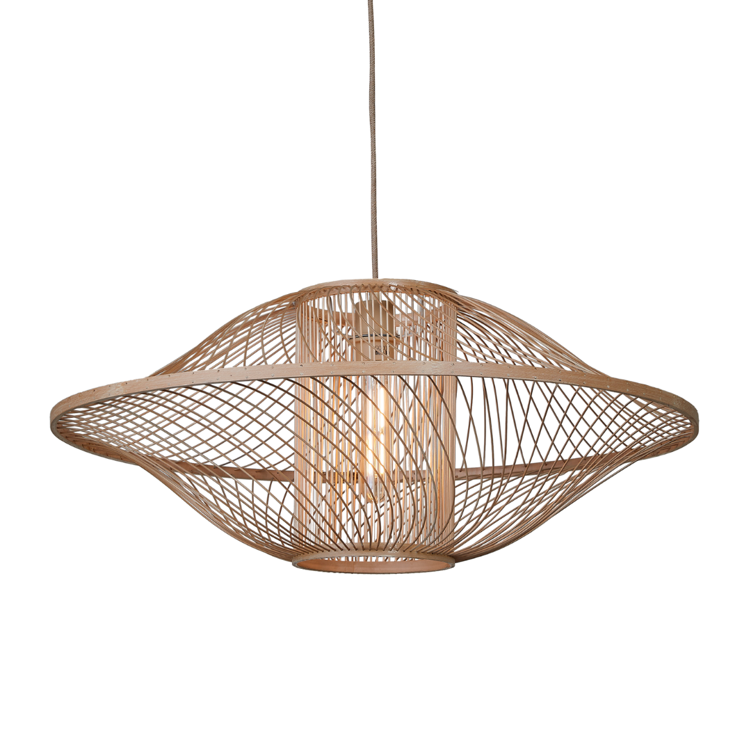Ein Bild aus dem Taiga Store von taiga.green. Die Hängelampe Maui verfügt über einen breiten, runden Bambusschirm (ø70xh.30cm) mit einem modernen, offenen Design und einer zentralen Lichtquelle - perfekt als zeitgenössische Hängeleuchte für jeden Raum. Jetzt bestellen im Eco Shop von www.taiga.green. Hier nachhaltig einkaufen mit dem Taiga Eco Rating