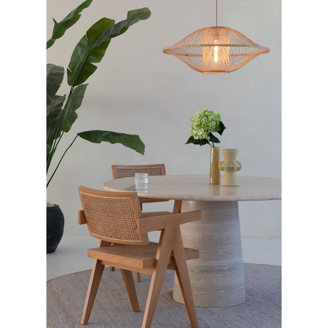 Ein Bild aus dem Taiga Store von taiga.green. Eine moderne Essecke mit einem runden Steintisch, zwei Holzstühlen mit geflochtener Rückenlehne, grünen Hortensien in einer Vase, einem gelben Krug, einer Blattpflanze in einem schwarzen Topf und der Hängelampe Maui Bambus/Schirm ø70xh.30cm L als Hängeleuchte. Jetzt bestellen im Eco Shop von www.taiga.green. Hier nachhaltig einkaufen mit dem Taiga Eco Rating