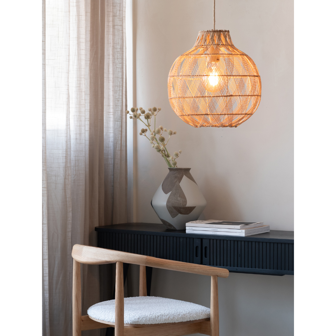 Ein Bild aus dem Taiga Store von taiga.green. Ein gemütliches Interieur mit der Hängelampe Mendoza Bambus/Schirm ø35xh.35cm S, einem schwarzen Schreibtisch mit einer geometrischen Vase mit Trockenblumen, einem hellen Holzstuhl mit weißem Kissen und beigefarbenen Vorhängen an einem sonnendurchfluteten Fenster. Jetzt bestellen im Eco Shop von www.taiga.green. Hier nachhaltig einkaufen mit dem Taiga Eco Rating