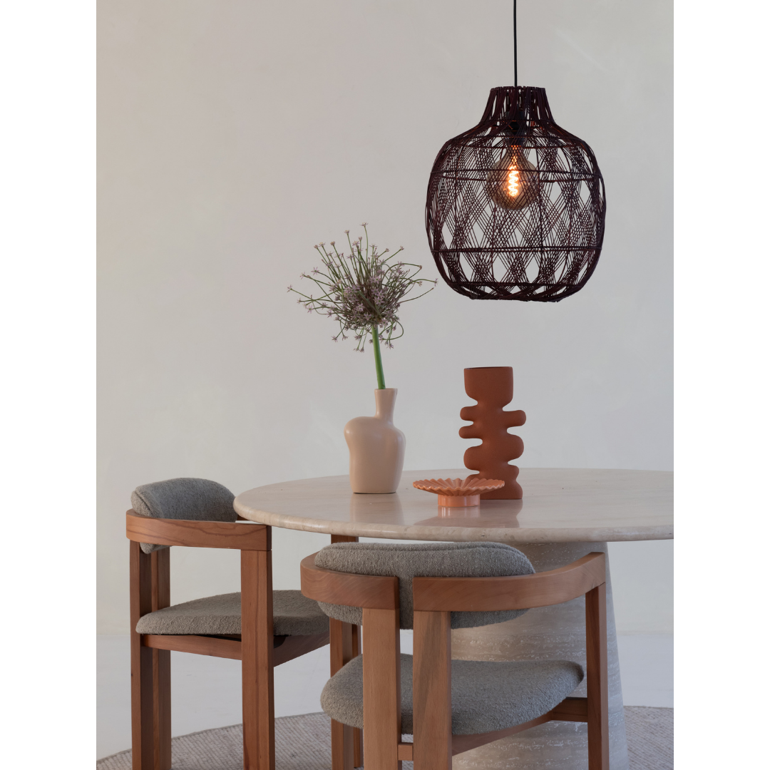 Ein Bild aus dem Taiga Store von taiga.green. Ein runder Esstisch aus hellem Holz mit zwei gepolsterten Stühlen, einer Blumenvase, einer skulpturalen Keramik und einer dekorativen Schale. Über dem Tisch hängt die Hängelampe Mendoza Bambus/Schirm ø40xh.50cm L vor einem schlichten Hintergrund. Jetzt bestellen im Eco Shop von www.taiga.green. Hier nachhaltig einkaufen mit dem Taiga Eco Rating