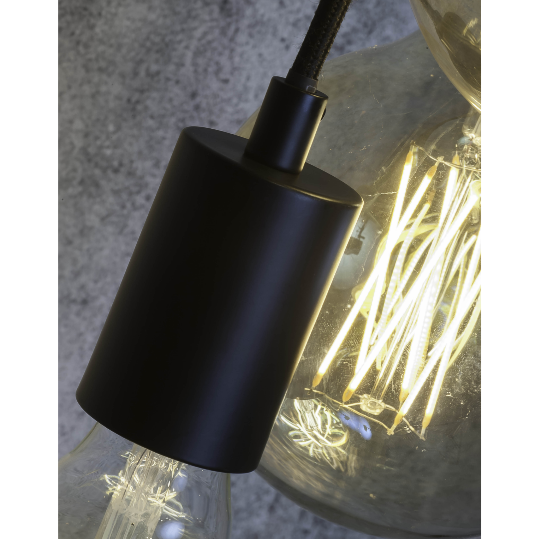 Ein Bild aus dem Taiga Store von taiga.green. Nahaufnahme einer modernen Hängelampe mit leuchtenden Glühfäden, schwarzer Metallfassung und strukturiertem grauem Hintergrund. Jetzt bestellen im Eco Shop von www.taiga.green. Hier nachhaltig einkaufen mit dem Taiga Eco Rating
