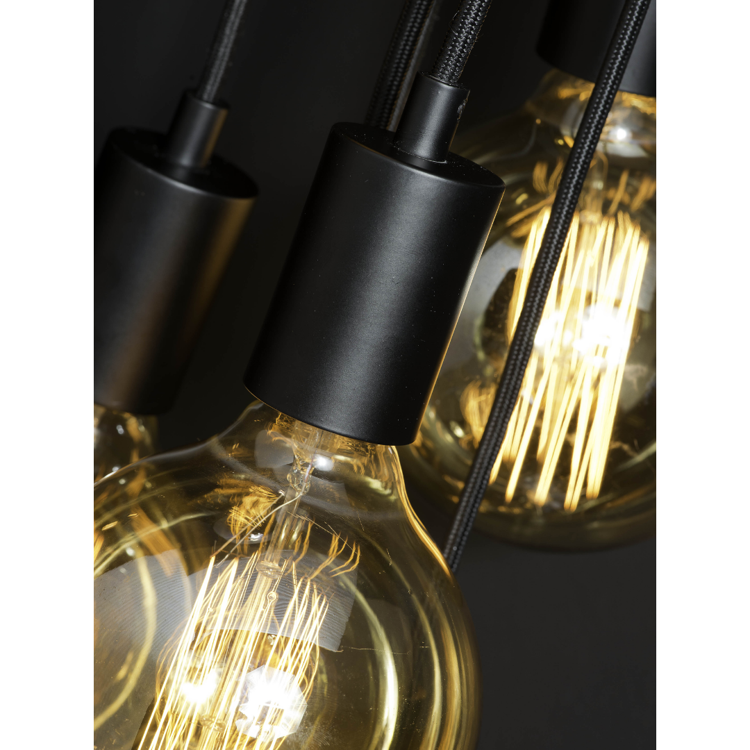 Ein Bild aus dem Taiga Store von taiga.green. Nahaufnahme von drei hängenden Edison-Glühbirnen im Vintage-Stil mit glühenden Glühfäden, schwarzen Fassungen und Kabeln vor einem dunklen Hintergrund. Die Glühbirnen strahlen ein warmes, goldenes Licht aus. Jetzt bestellen im Eco Shop von www.taiga.green. Hier nachhaltig einkaufen mit dem Taiga Eco Rating