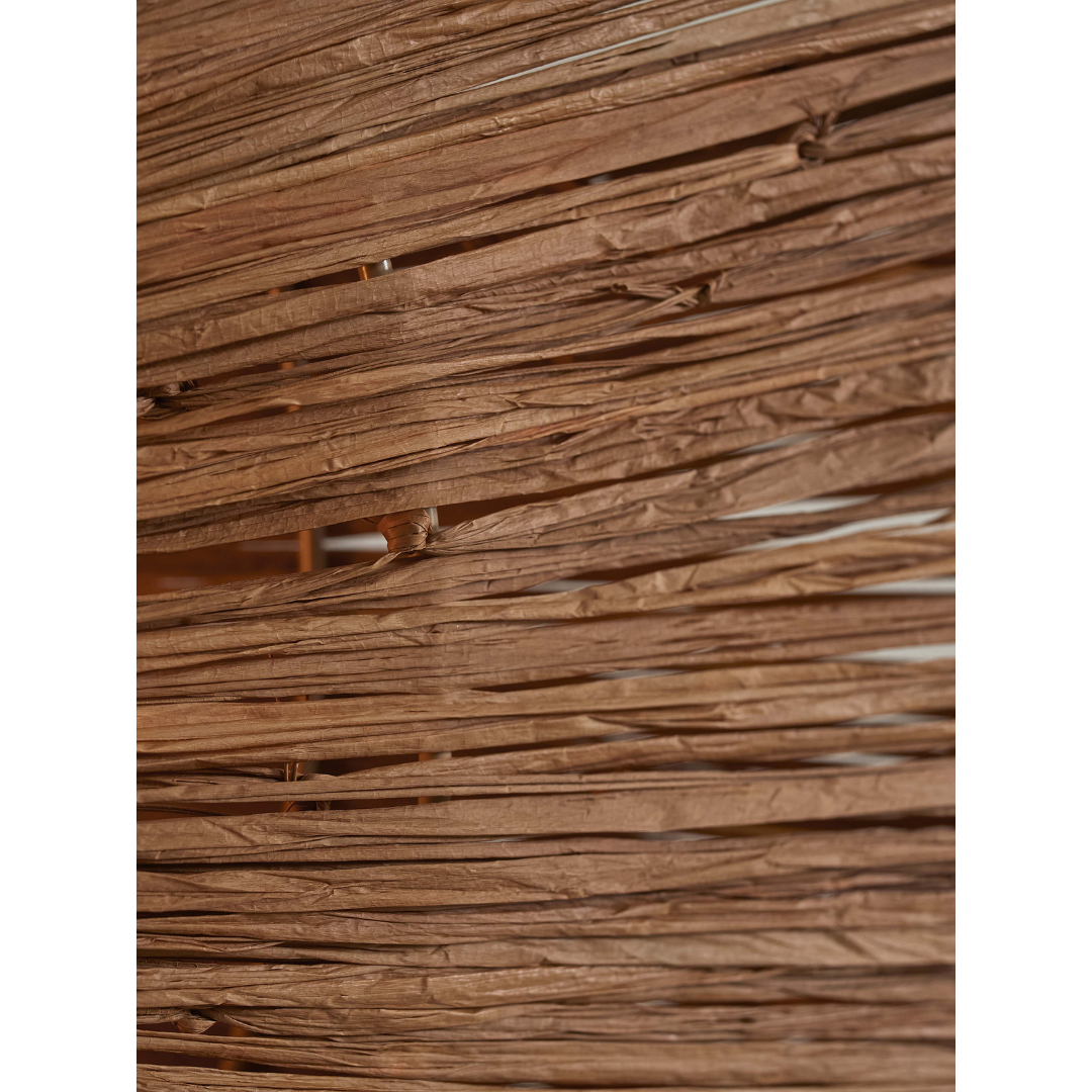 Ein Bild aus dem Taiga Store von taiga.green. Nahaufnahme mehrerer dünner, zerknitterter brauner Papierstreifen, die horizontal übereinander gelegt sind, wodurch eine strukturierte und leicht unebene Oberfläche entsteht. Jetzt bestellen im Eco Shop von www.taiga.green. Hier nachhaltig einkaufen mit dem Taiga Eco Rating