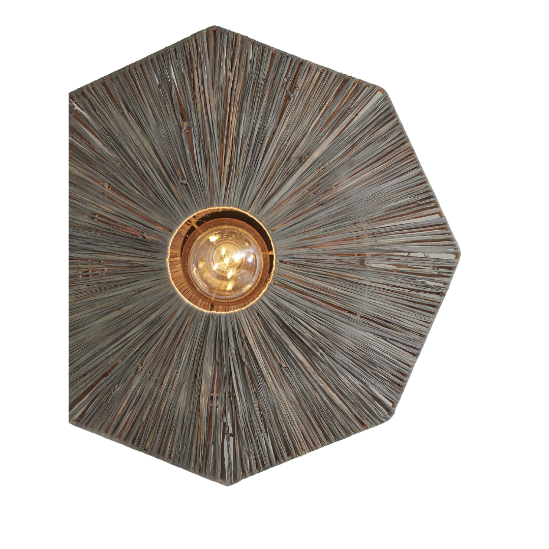Ein Bild aus dem Taiga Store von taiga.green. Sechseckige, abgewinkelte Wandleuchte aus strahlenden dunklen Metallstäben mit einer freiliegenden Glühbirne in der Mitte, die einen Starburst-Effekt erzeugt. Jetzt bestellen im Eco Shop von www.taiga.green. Hier nachhaltig einkaufen mit dem Taiga Eco Rating
