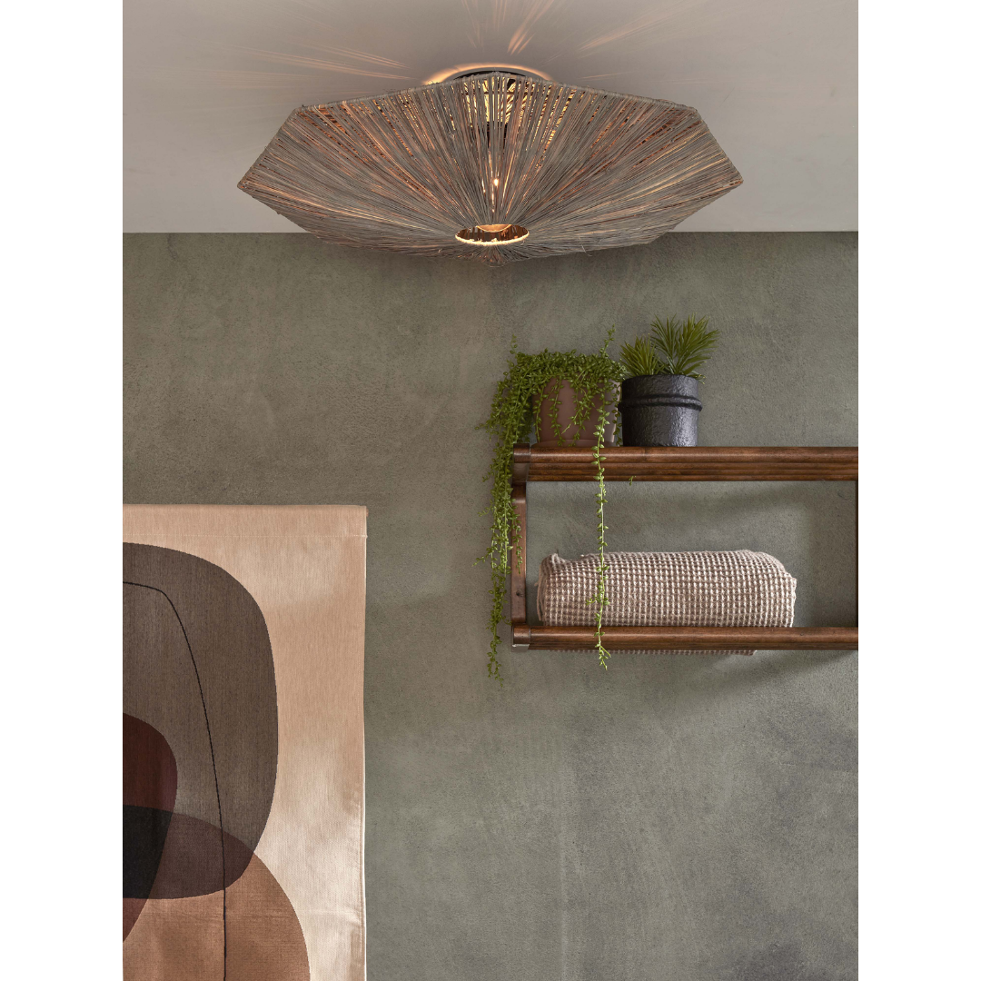 Ein Bild aus dem Taiga Store von taiga.green. Eine moderne Deckenleuchte mit gewebtem Muster, ein schwebendes Holzregal mit Topfpflanzen und einem gefalteten Handtuch sowie ein geometrischer Wandbehang an einer grau strukturierten Wand. Jetzt bestellen im Eco Shop von www.taiga.green. Hier nachhaltig einkaufen mit dem Taiga Eco Rating