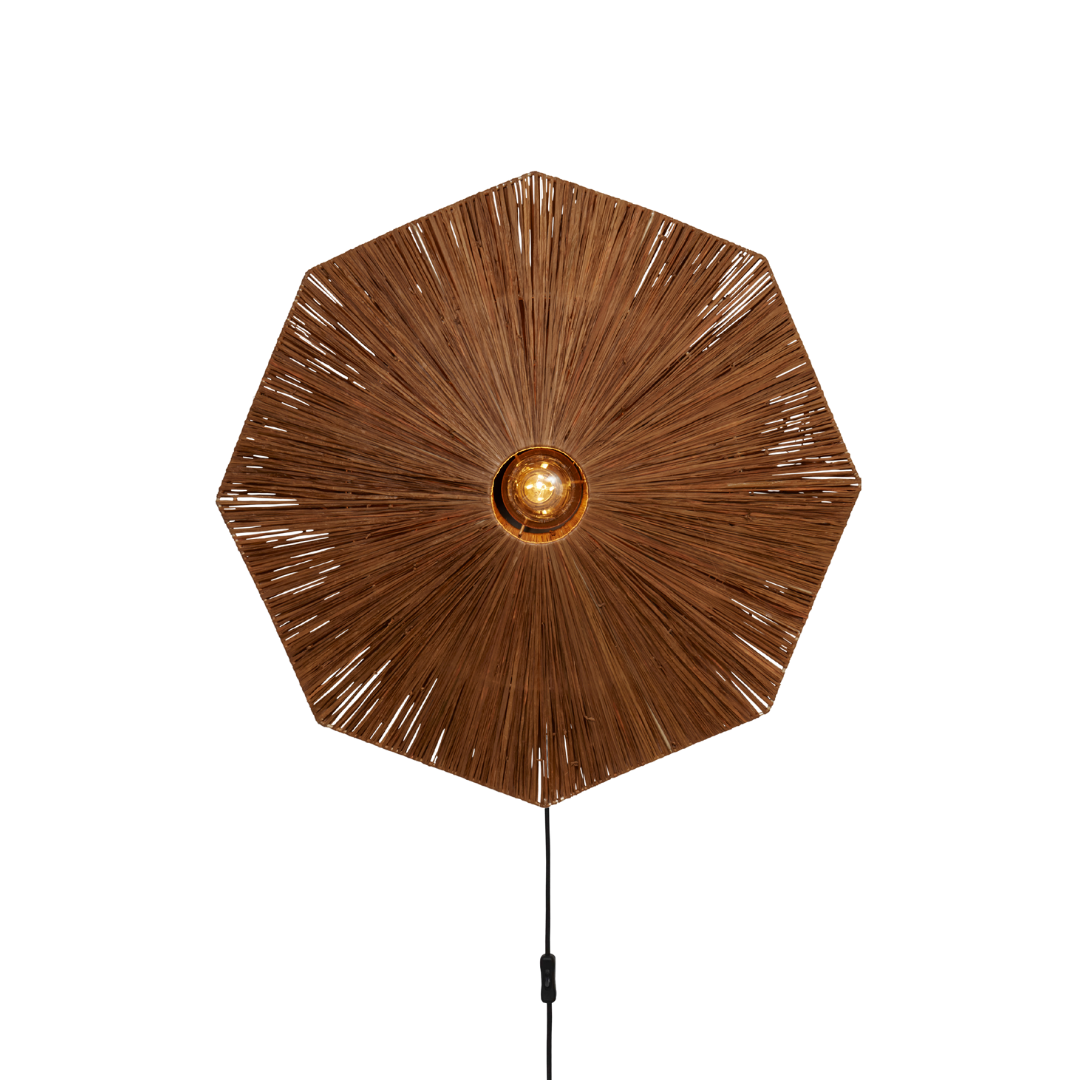 Ein Bild aus dem Taiga Store von taiga.green. Eine Stehlampe mit einem großen, achteckigen, geflochtenen Rattanschirm, der von einer zentralen, freiliegenden Glühbirne ausstrahlt, montiert auf einem schlanken schwarzen Ständer. Jetzt bestellen im Eco Shop von www.taiga.green. Hier nachhaltig einkaufen mit dem Taiga Eco Rating