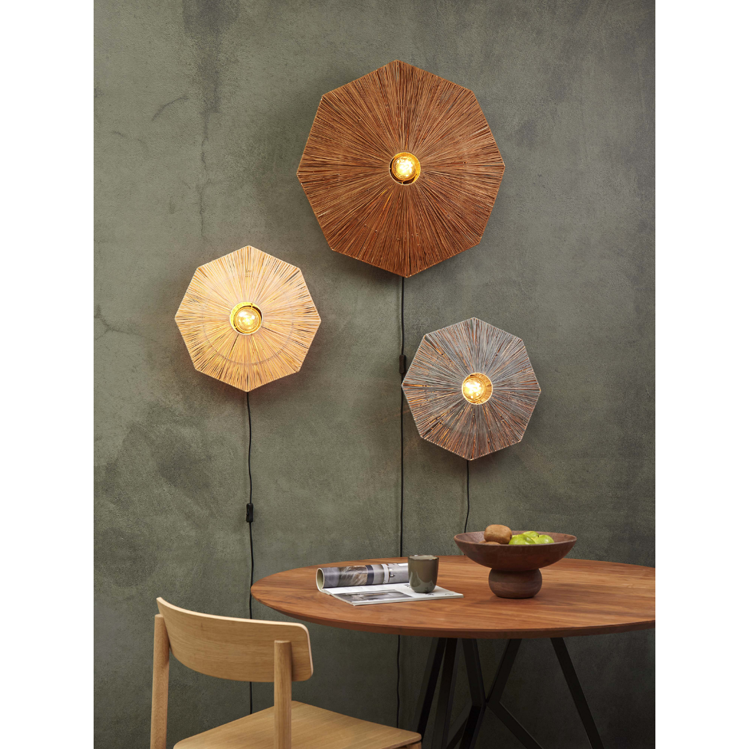 Ein Bild aus dem Taiga Store von taiga.green. Ein moderner Essbereich mit einem Holztisch, einem Stuhl, einer Obstschale und drei geometrischen Wandlampen mit natürlichen, gewebten Texturen an einer grauen Wand. Jetzt bestellen im Eco Shop von www.taiga.green. Hier nachhaltig einkaufen mit dem Taiga Eco Rating