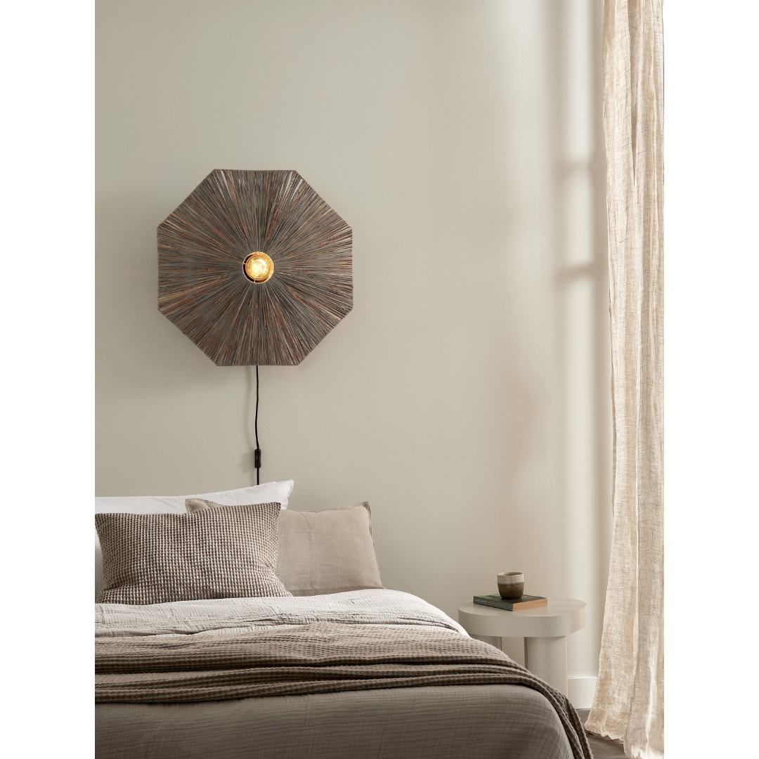 Ein Bild aus dem Taiga Store von taiga.green. Ein ordentlich gemachtes Bett mit neutralem Bettzeug steht neben einem kleinen runden Beistelltisch mit einer Tasse und zwei Büchern. Über dem Bett befindet sich eine einzigartige achteckige Wandlampe, und an einem sonnenbeschienenen Fenster hängen beigefarbene Vorhänge. Jetzt bestellen im Eco Shop von www.taiga.green. Hier nachhaltig einkaufen mit dem Taiga Eco Rating