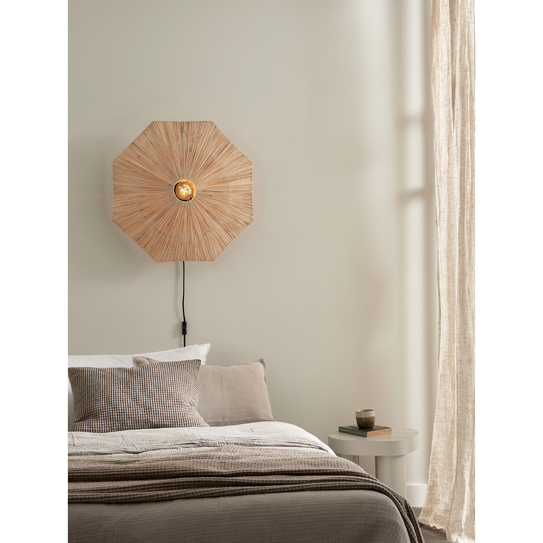 Ein Bild aus dem Taiga Store von taiga.green. Ein gemütliches Schlafzimmer in neutralen Tönen verfügt über ein Bett mit strukturierten Kissen, einen runden Beistelltisch mit einer Tasse und einem Buch, durchsichtige Vorhänge und eine einzigartige achteckige Wandlampe aus Korbgeflecht über dem Bett. Jetzt bestellen im Eco Shop von www.taiga.green. Hier nachhaltig einkaufen mit dem Taiga Eco Rating