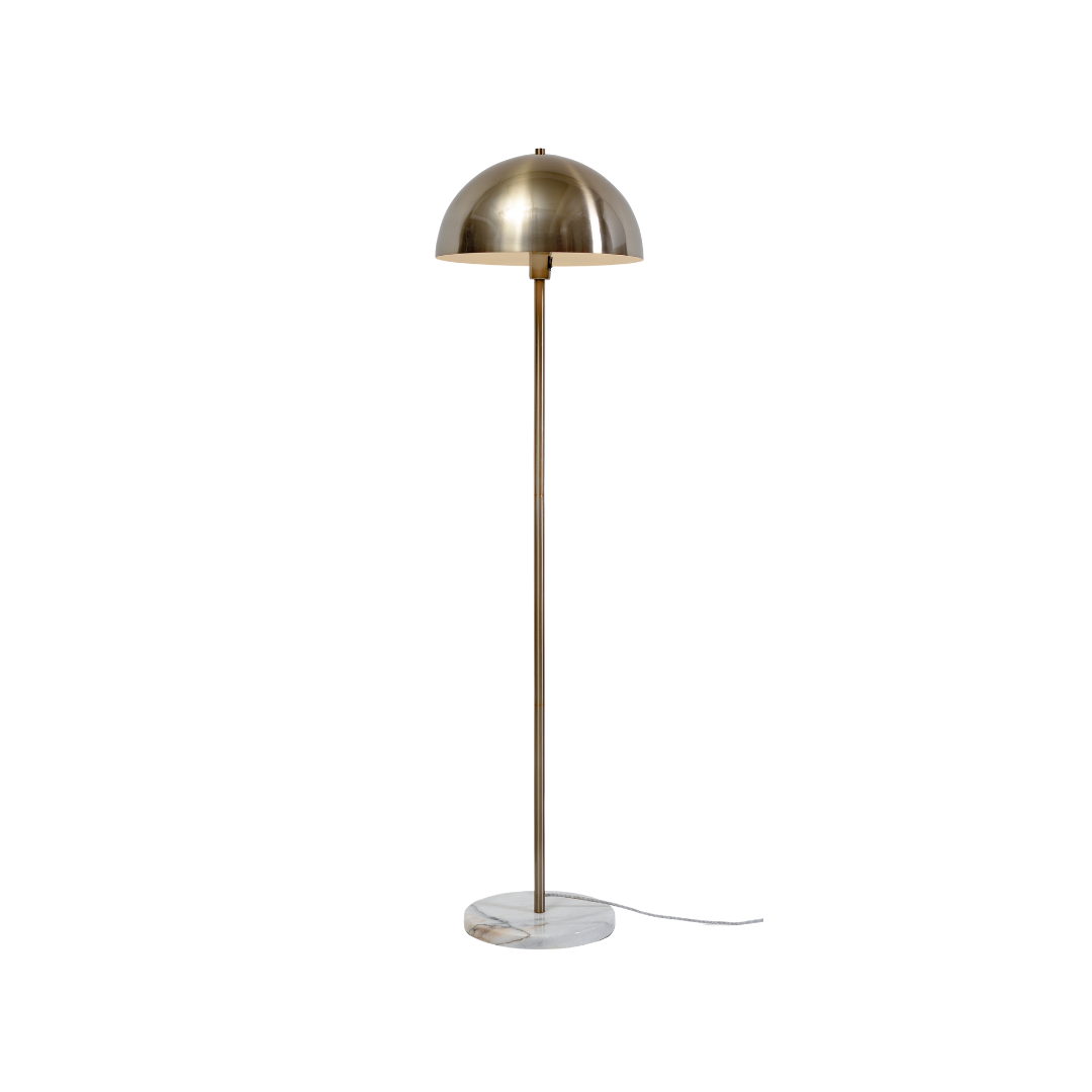 Ein Bild aus dem Taiga Store von taiga.green. Eine moderne Stehlampe mit einem kuppelförmigen Metallschirm, einem schlanken goldenen Ständer und einem runden Sockel aus weißem Marmor, mit einem sichtbaren Stromkabel auf dem Boden. Jetzt bestellen im Eco Shop von www.taiga.green. Hier nachhaltig einkaufen mit dem Taiga Eco Rating