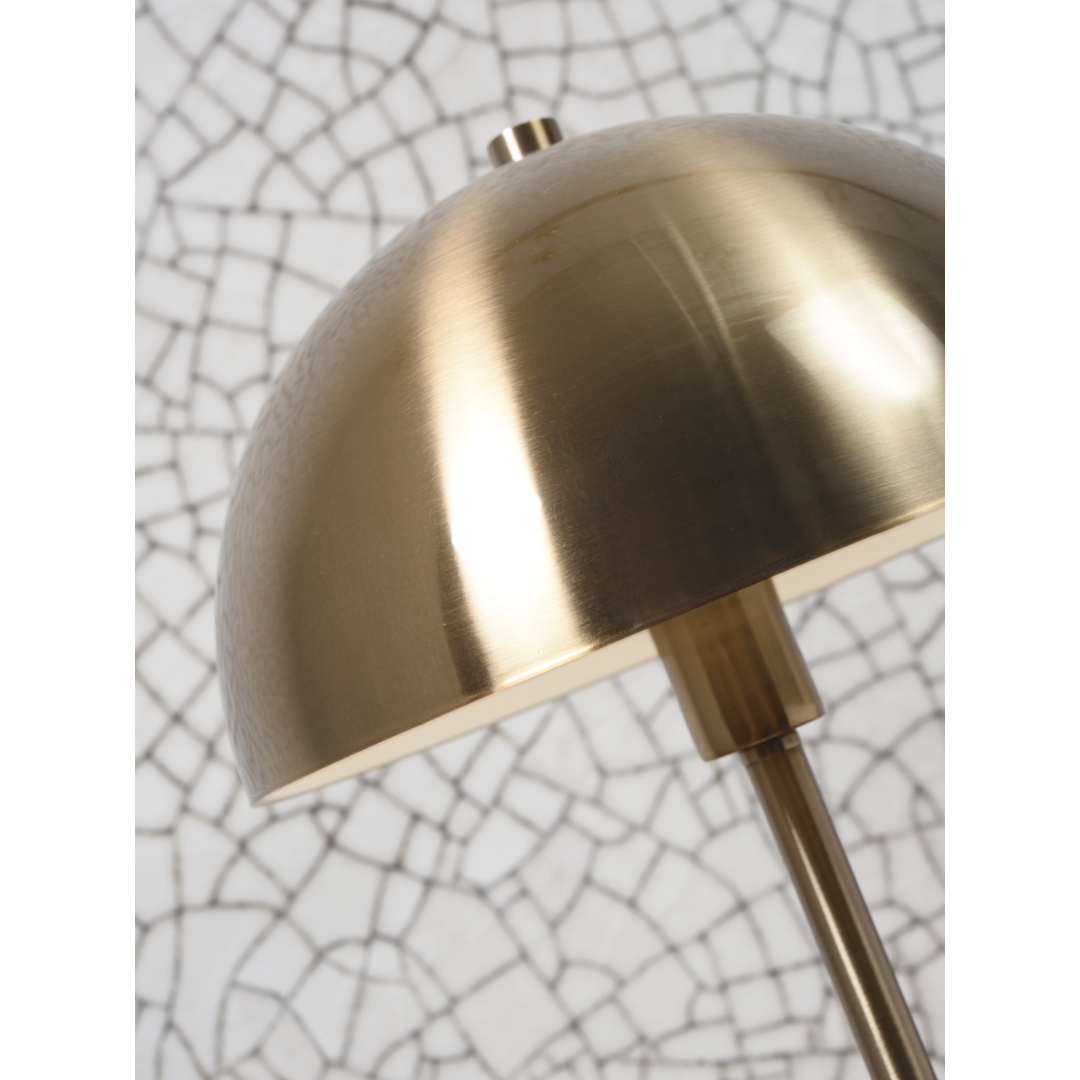 Ein Bild aus dem Taiga Store von taiga.green. Nahaufnahme einer kuppelförmigen Lampe aus Messing mit glatter, reflektierender Oberfläche vor einem weißen Hintergrund mit einem abstrakten, unregelmäßigen Gittermuster. Jetzt bestellen im Eco Shop von www.taiga.green. Hier nachhaltig einkaufen mit dem Taiga Eco Rating